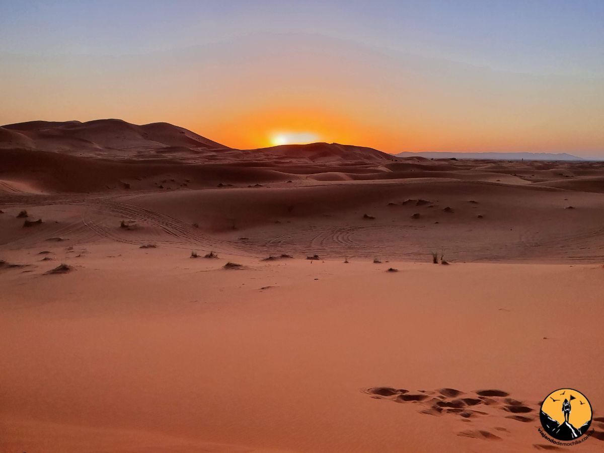 pôr do sol no deserto do marrocos